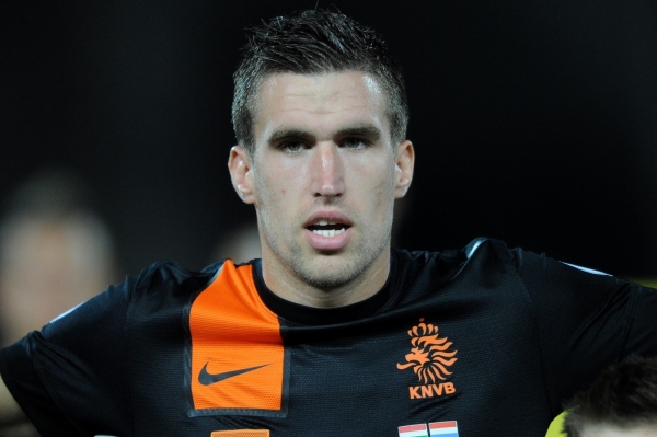 Záložník Kevin Strootman přestupuje z Eindhovenu do AS Řím. Záložník Kevin Strootman přestupuje z Eindhovenu do AS Řím.