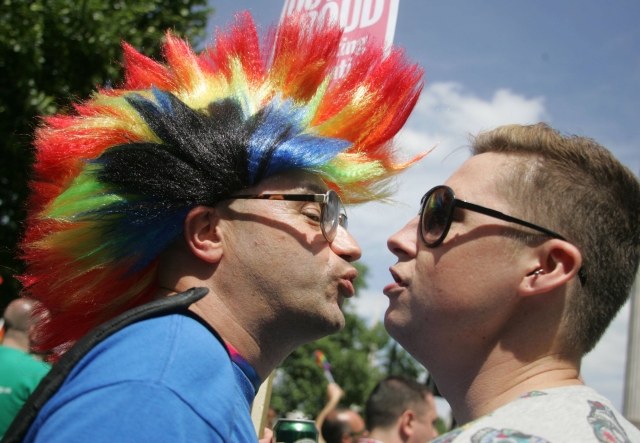 Britští homosexuálové slaví. Momentka z letošního ročníku festivalu Pride London.