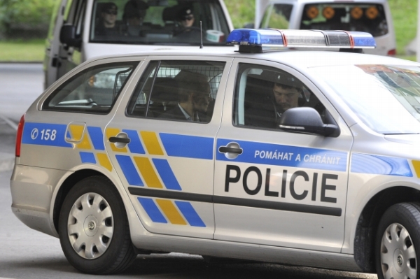 Příslušník Vojenského zpravodajství Jan Pohůnek v policejním voze. Příslušník Vojenského zpravodajství Jan Pohůnek v policejním voze.