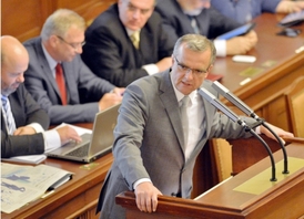 Bývalý ministr financí Miroslav Kalousek na mimořádné schůzi sněmovny.