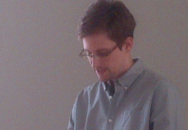 Snowden při setkání s lidskoprávními aktivisty na letšti Šeremetěvo.