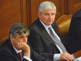 Premiér Jiří Rusnok (vpravo) sepsal pro ministry své vlády manuál vládnutí.