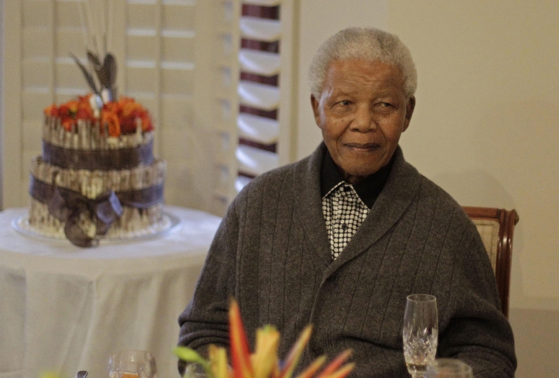 Nelson Mandela v červenci 2012. Nelson Mandela v červenci 2012.