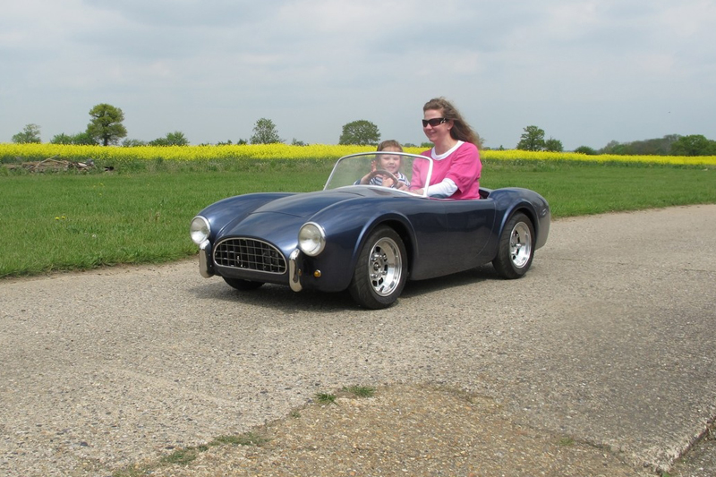 Zábavná vyjížďka v v miniatuře vozu AC Cobra. Jde o britský roadster automobilky AC cars. 
