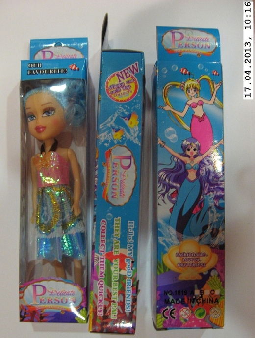 Panenka Delicate PERSON fish Princess v modré krabičce.