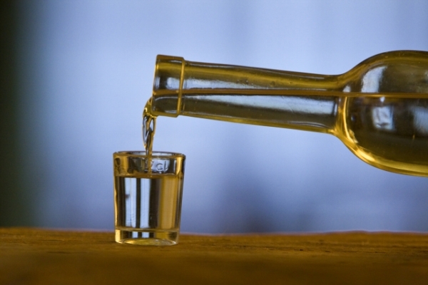 Muž konzumoval závadný alkohol (ilustrační foto). Muž konzumoval závadný alkohol (ilustrační foto).