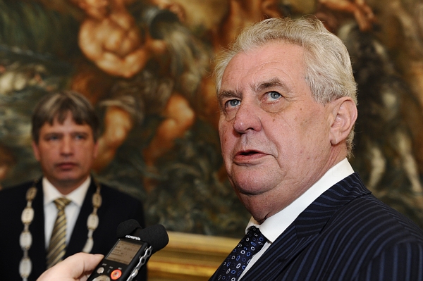 Prezident Miloš Zeman podepsal novelu zákona o poslaneckých náhradách, přezdívanou "Lex Pekárek". Prezident Miloš Zeman podepsal novelu zákona o poslaneckých náhradách, přezdívanou "Lex Pekárek".