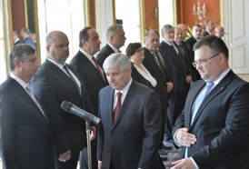 Členové vlády premiéra Jiřího Rusnoka při slavnostním jmenování; vpravo nezbytný hradní protokolář Jindřich Forejt.