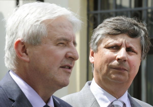 Premiér Jiří Rusnok (vlevo) a Jan Fischer. Premiér Jiří Rusnok (vlevo) a Jan Fischer.