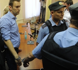 Navalnyj u soudu. Po rozsudku rovnou do cely.