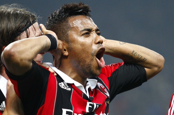 Brazilský útočník Robinho prodloužil smlouvu s AC Milán. Brazilský útočník Robinho prodloužil smlouvu s AC Milán.