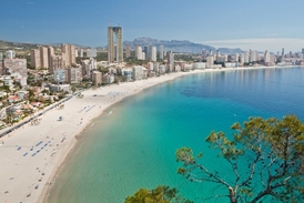 Benidorm je zastavěn výškovými budovami.