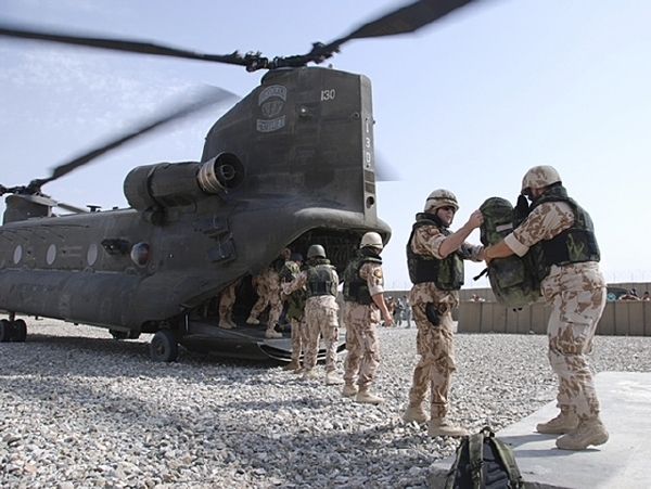 Příjezd dalších příslušníků 2. kontingentu Armády České republiky do Lógaru (2011).