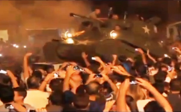 Tank přejel auta přemalovaná do barev rivalů. 