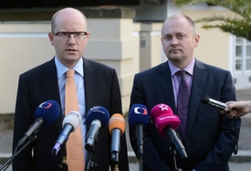 Předseda strany Bohuslav Sobotka (vlevo) a statutární místopředseda Michal Hašek.