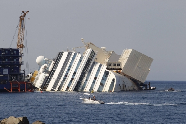 Luxusní výletní parník Costa Concordia ztroskotal u břehů Itálie v noci 13. ledna 2012. Luxusní výletní parník Costa Concordia ztroskotal u břehů Itálie v noci 13. ledna 2012.