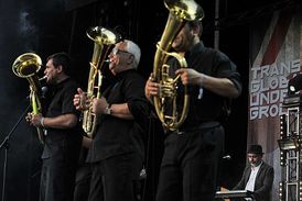 Fanfara Tirana byli ve spojení s Transglobal Underground tím jasně silnějším prvkem.