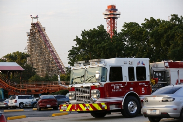Zábavný park Six Flags Over Texas. Vlevo je horská dráha Texas Giant.