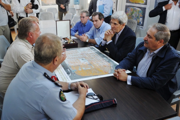 Americký ministr zahraničí John Kerry (druhý zprava) a jordánský ministr zahraničí Nasser Judeh (vpravo) v uprchlickém táboře Zaatari, Jordánsko. Americký ministr zahraničí John Kerry (druhý zprava) a jordánský ministr zahraničí Nasser Judeh (vpravo) v uprchlickém táboře Zaatari, Jordánsko.