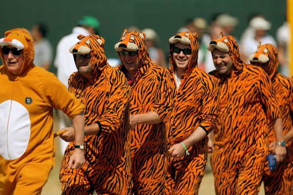 Rozesmátí tygří fanoušci Tigera Woodse.