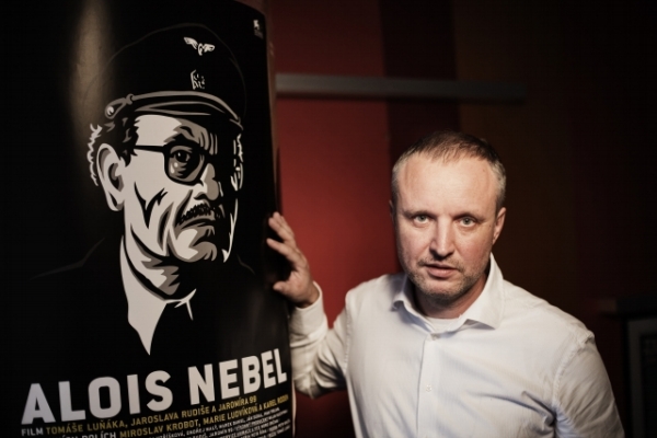 Zpěvák kapely Priessnitz, spoluzakladatel projektu Umakart a spoluautor komiksu a filmu Alois Nebel Jaromír Švejdík. Zpěvák kapely Priessnitz, spoluzakladatel projektu Umakart a spoluautor komiksu a filmu Alois Nebel Jaromír Švejdík.