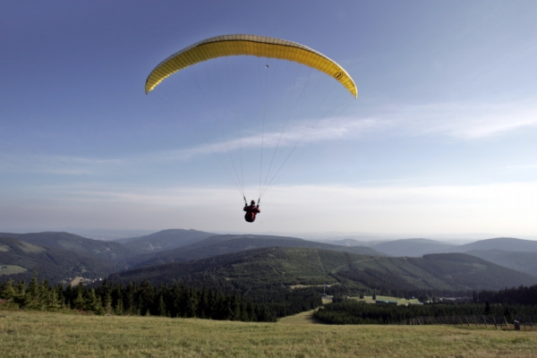 Paraglidistu strhl náhlý poryv větru (ilustrační foto). Paraglidistu strhl náhlý poryv větru (ilustrační foto).