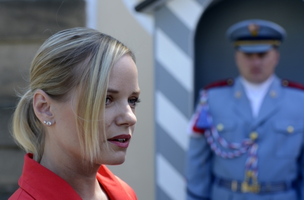 Šéfka poslanců opozičních VV Kateřina Klasnová po návštěvě prezidenta. Šéfka poslanců opozičních VV Kateřina Klasnová po návštěvě prezidenta.