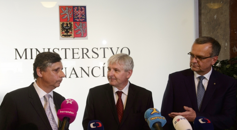 Premiér Jiří Rusnok zatím nevidí důvod, proč by měl uvažovat o výměně ministra financí Jana Fischera.