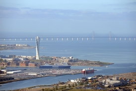Pohled na Malmö s dominantou Turning Torso a Øresundským mostem v pozadí.