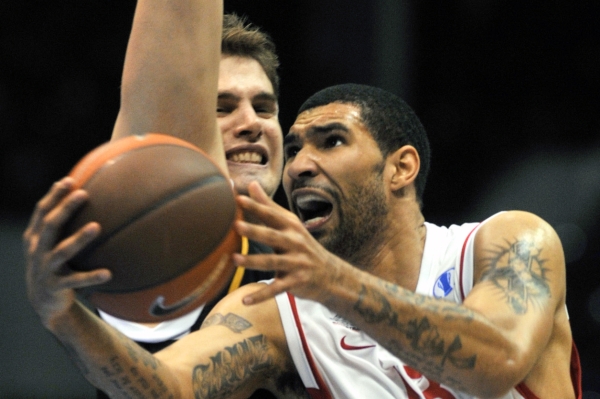 Do týmu basketbalistů Nymburka se po roce vrací jejich bývalý nejlepší střelec Chester "Tre" Simmons. Do týmu basketbalistů Nymburka se po roce vrací jejich bývalý nejlepší střelec Chester "Tre" Simmons.