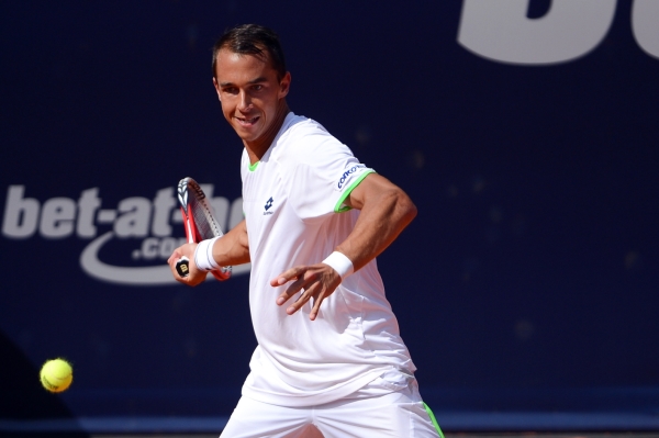 Tenista Lukáš Rosol prohrál v Gstaadu s Marcelem Granollersem 2:6, 4:6 a na čtvrtém turnaji za sebou skončil už v prvním kole. Tenista Lukáš Rosol prohrál v Gstaadu s Marcelem Granollersem 2:6, 4:6 a na čtvrtém turnaji za sebou skončil už v prvním kole.