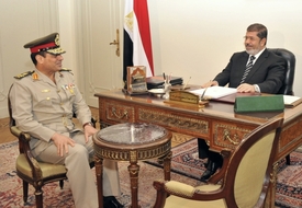 Abdal Fatah Sisi (vlevo) a Muhammad Mursí na archivním snímku.