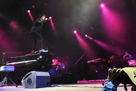 Jamie Cullum opět uchvátil nejen dívčí návštěvnice.