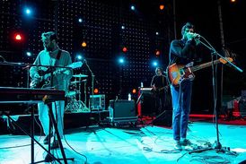 Devendra Banhart působil plaše jako jeho hudba.