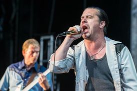Mike Patton s Tomahawk rozhodně publikum nešetřil.