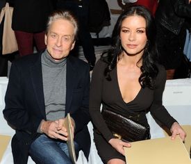 Herec Michael Douglas své onemocnění (rakovina krku) připisoval orálnímu sexu, který prováděl své manželce.