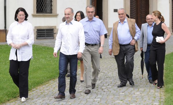 Tváře bývalé koalice (zleva): Miroslava Němcová, Martin Kuba, Helena Langšádlová, Miroslav Kalousek, Karel Schwarzenberg, Kamil Jankovský a Karolína Peake.