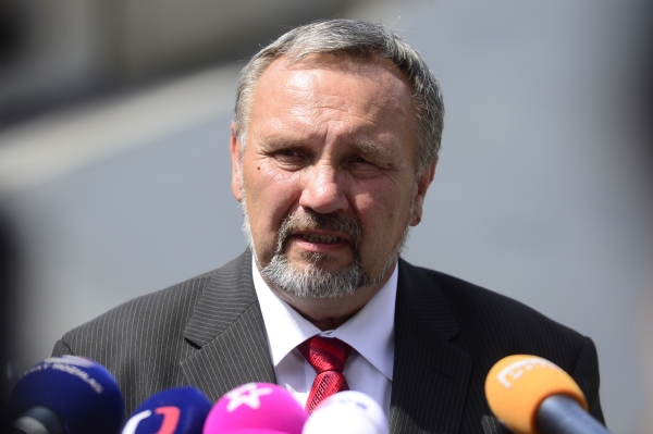 Šéf komunistických poslanců Pavel Kováčik jednal se Zemanem v Lánech.