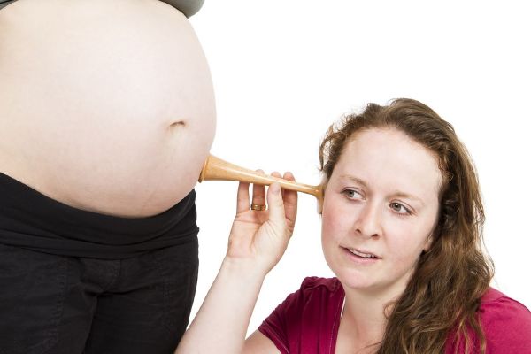 Porodní asistentky si stěžují, že nemůžou plně vykonávat svoje povolání. Nový ministr zdravotnictví Martin Holcát to nezmění.
