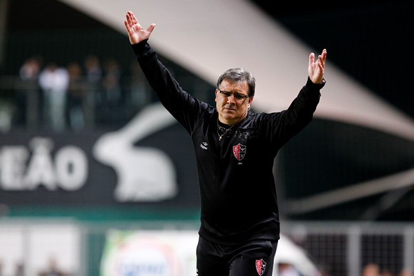 Novým trenérem fotbalistů Barcelony bude Argentinec Gerardo Martino. Novým trenérem fotbalistů Barcelony bude Argentinec Gerardo Martino.