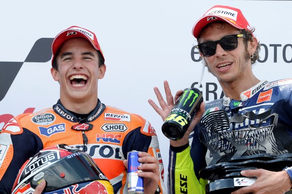 Marc Márquez (vlevo) má důvod k úsměvu, chválí ho i legendární Valentino Rossi (vpravo). 