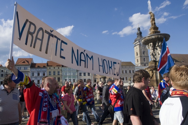 Budějovičtí fanoušci na červnovém protestním pochodu.