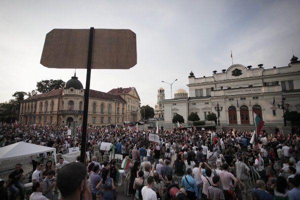Protesty u parlamentu trvají týdny. Protesty u parlamentu trvají týdny.