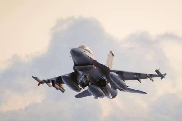 Na rozkaz k zásahům v Sýrii čekají v Jordnánsku i americké letouny F-16.