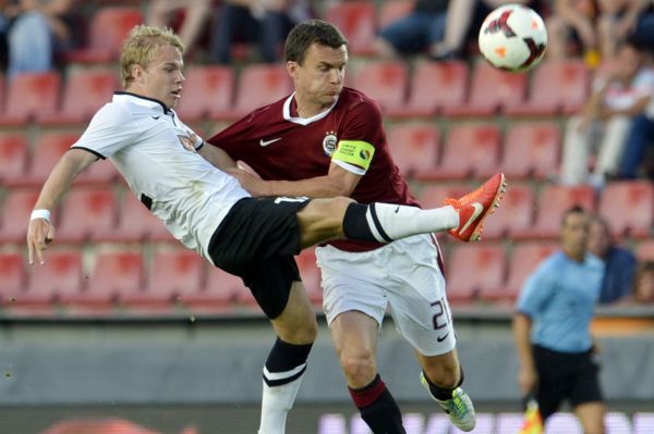 Kapitán Sparty David Lafata (vpravo) dal v úvodním duelu proti Häckenu dva góly, jeho týmu to však k vítězství nestačilo.