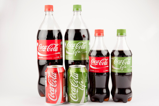 Zelená cola bude k dostání v pet lahvích i plechovkách.
