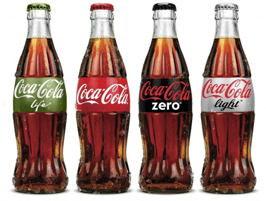 Zleva nová zelená Coca-Cola Life, klasická Coca-Cola, cola zero a dietní cola.