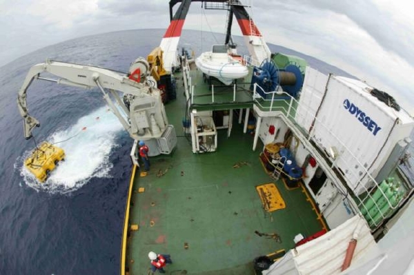 Remotely Operated Vehicle (ROV), ZEUS, se pomocí jeřábu potápí do hlubin.