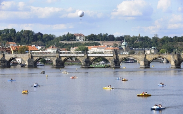 Vltava, centrum Prahy. Šlapadla jsou v teplém počasí velmi oblíbená.