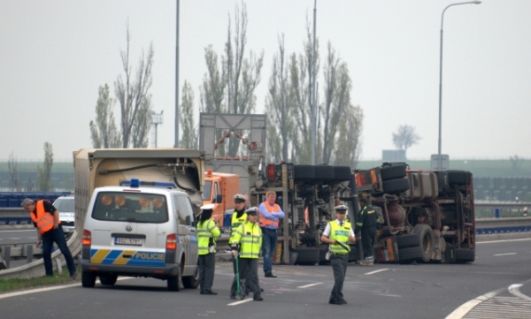 Policisté dopravu odklánějí na EXIT 49 Psáře (ilustrační foto). Policisté dopravu odklánějí na EXIT 49 Psáře (ilustrační foto).